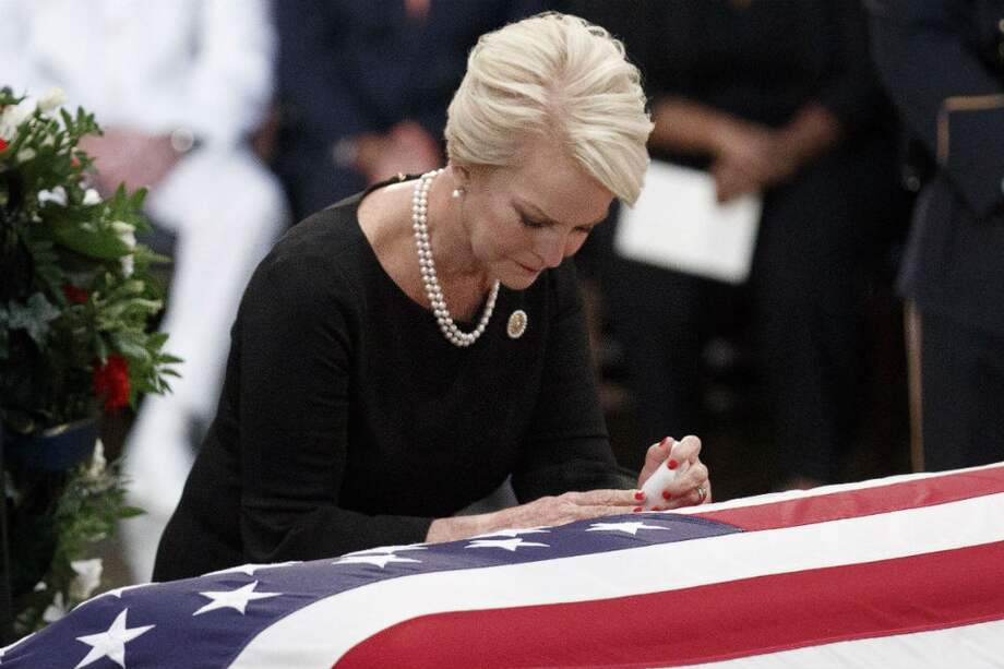 Cindy McCain, viuda del fallecido senador John McCain, llora junto al féretro de su marido en la Rotonda del Capitolio en Washington DC. / EFE