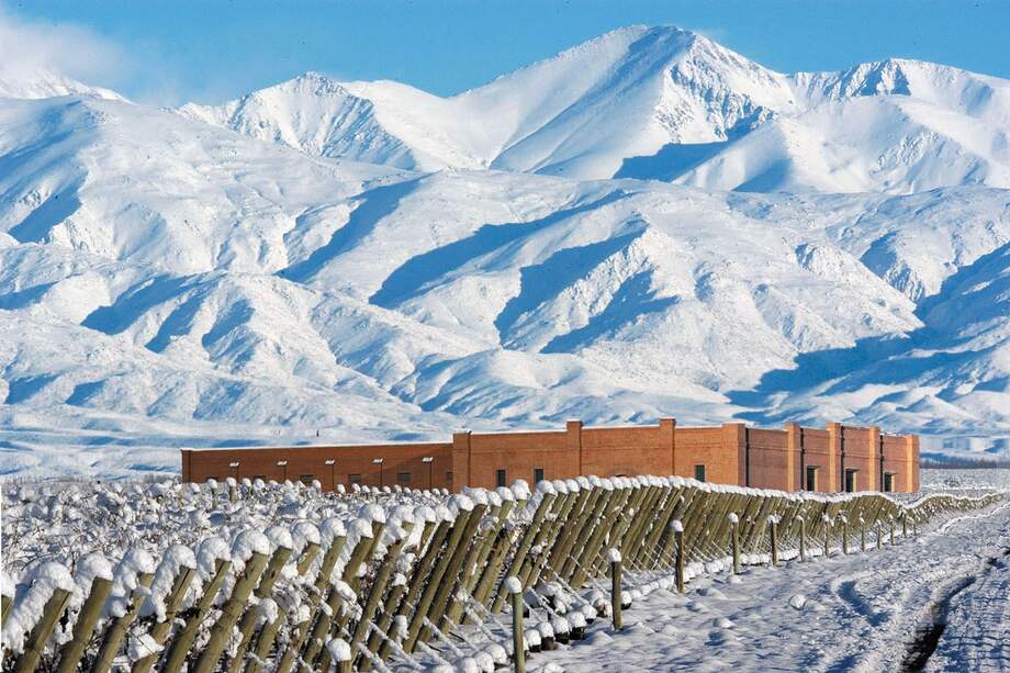 Esta imagen invernal muestra el paisaje habitual de Valle de Uco, la zona con bodegas más premiadas de Argentina.