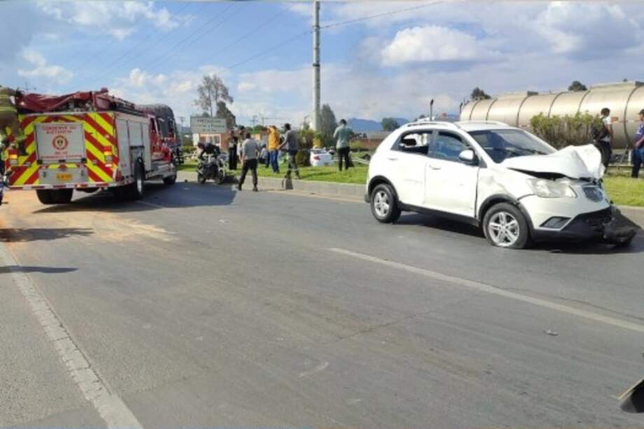 Una camioneta, una motocicleta y dos buses resultaron involucrados en un choque en la vía Siberia-Bogotá la tarde del domingo 10 de marzo