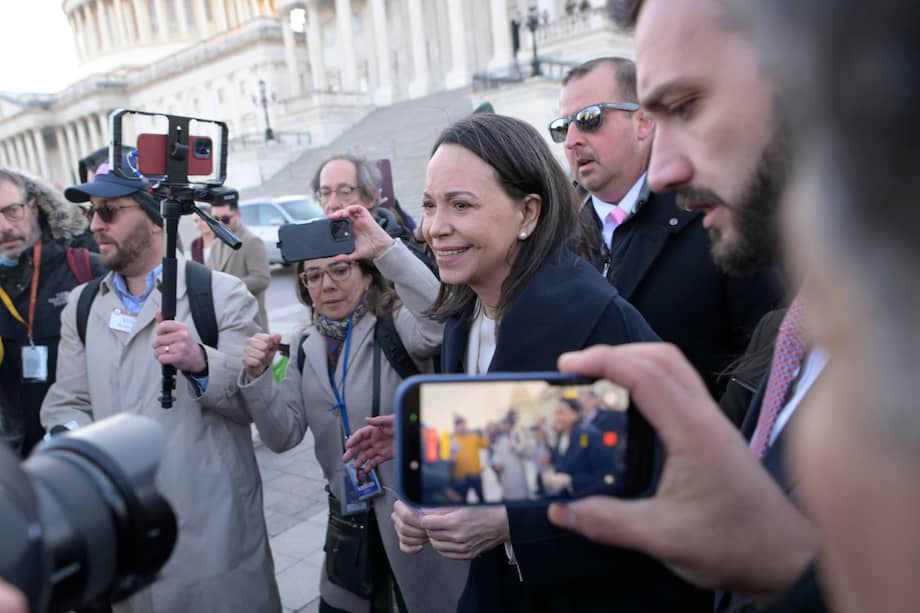 La líder opositora venezolana y Premio Nobel de la Paz, María Corina Machado, llega a una rueda de prensa.