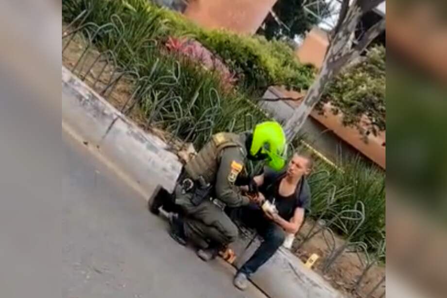 El hecho fue registrado en frente del parque San Antonio, Medellín.