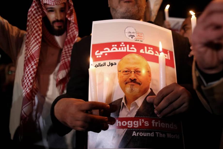 Un manifestante sostiene una fotografía de Jamal Khashoggi, asesinado en 2018. / EFE