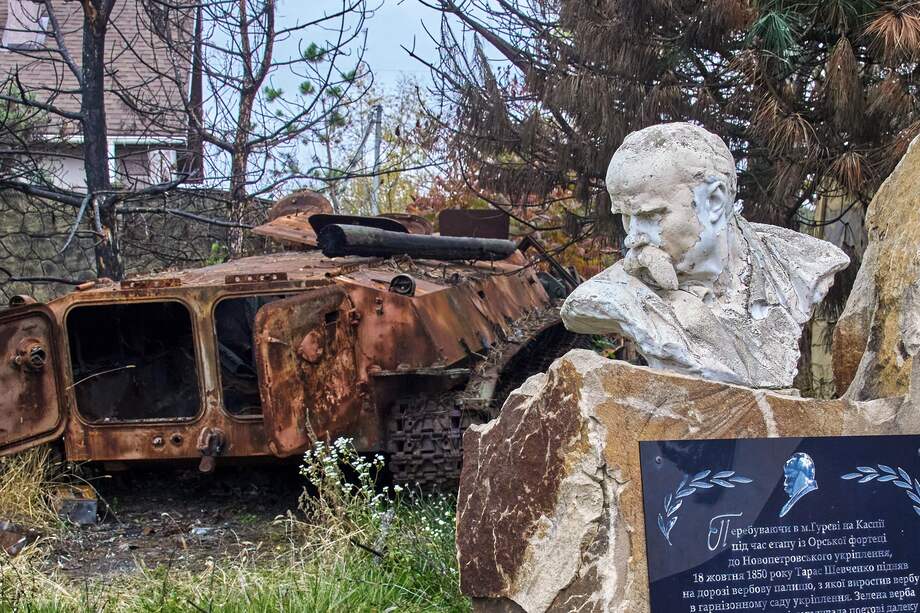 Un monumento dañado del poeta ucraniano Taras Shevchenko cerca de un vehículo blindado de transporte de personal (APC) destruido en la aldea de Cherkaski Tyshky en el área de Kharkiv, en el noreste de Ucrania.(Atentado, Rusia, Ucrania) EFE/EPA/SERGEY KOZLOV