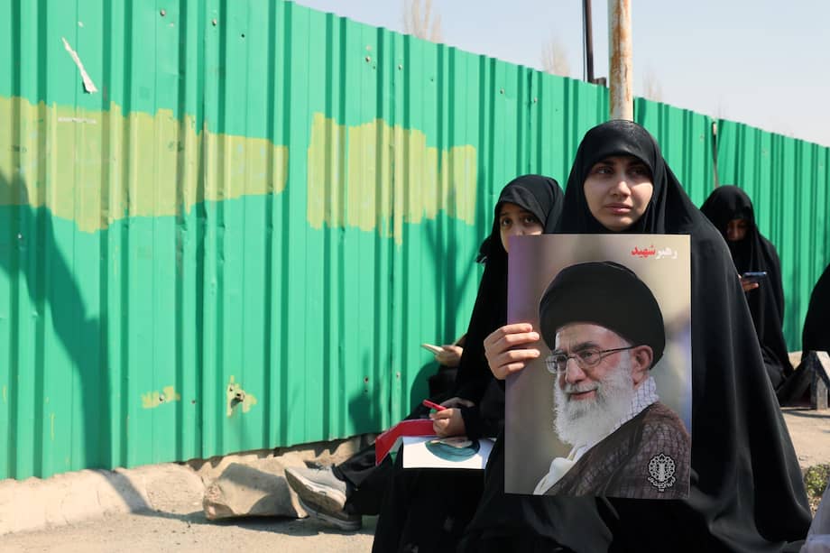 Una mujer iraní sostiene una fotografía del difunto líder supremo iraní, el ayatolá Ali Jamenei, durante la ceremonia de oración del viernes en la mezquita Mosallah de Teherán.
