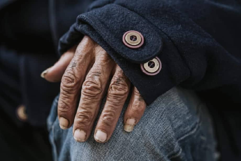 Imagen de referencia: "Fulton Creeck era una mole de carne, de pelos y barbas desgreñadas. Su rostro desfigurado por la mugre y por signos de luctuosos encuentros con la muerte, marcaban en su cara expresiones de fiereza, cercanas a una inocencia salvaje. Líneas de expresión y profundas señales de navajazos recibidos entre los callejones de los despreciados, de los marginados o de los condenados al exilio, le adornaban el rostro".