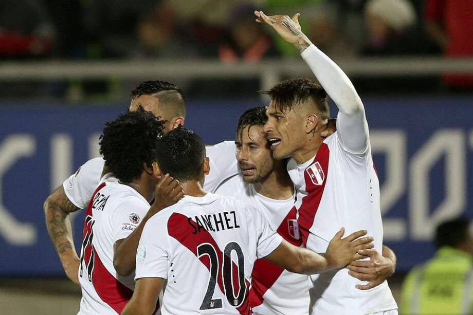 El seleccionado peruano celebra el único gol del encuentro contra Venezuela.