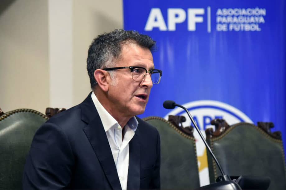 El colombiano Juan Carlos Osorio habla este miércoles en rueda de prensa en Asunción, donde anunció su desvinculación de la selección paraguaya, a la que llegó después de dirigir a México. / AFP
