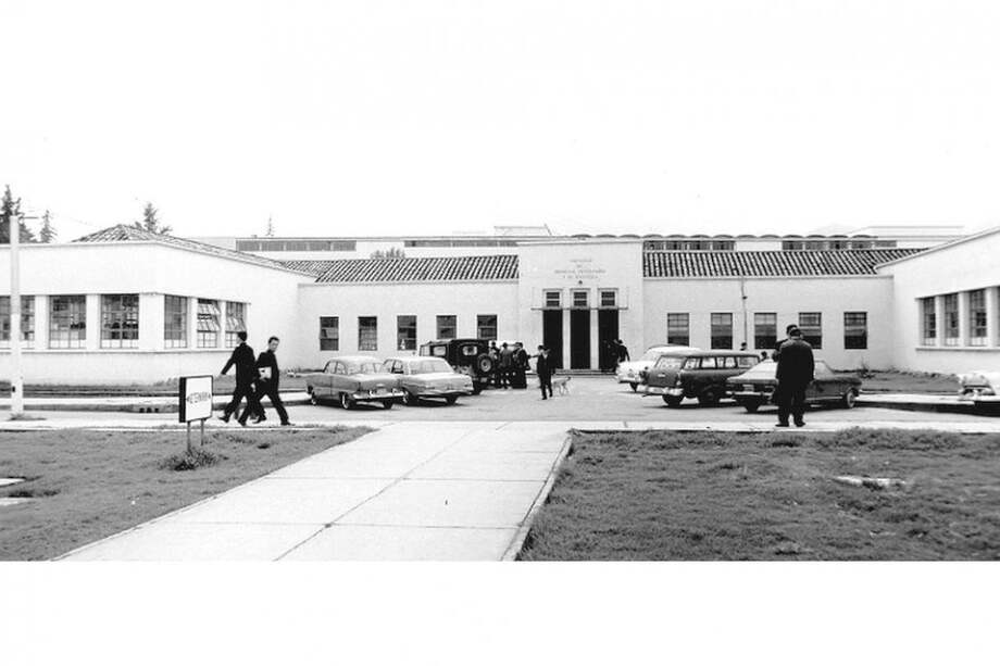 Así lucía el edificio de la Facultad de Ciencias en Bogotá durante la década de los 60. Son pocos sus cambios físicos externos hasta la fecha. / Cortesía Unimedios