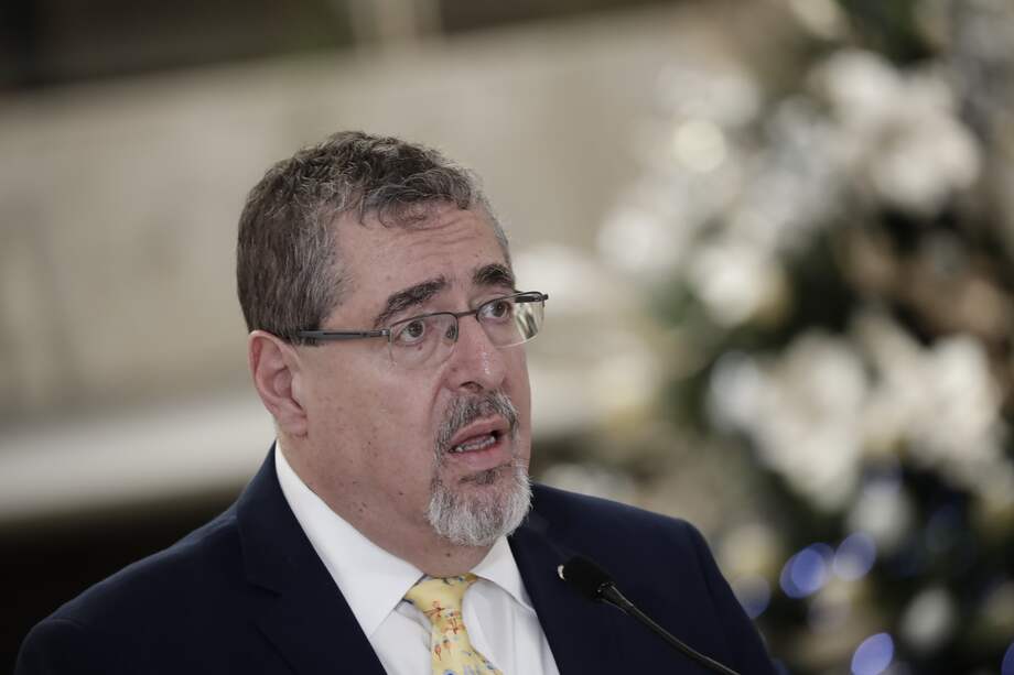 A petición de la Fiscalía, se ordenó suspender al partido de Bernardo Arévalo, Semilla, por presuntas ilegalidades en su conformación hace cinco años, y luego unos fiscales pidieron a la justicia quitarle la inmunidad al presidente electo para investigarlo por supuesto lavado de dinero y por daños en la ocupación de una universidad estatal en 2022.