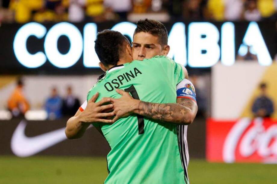 James Rodríguez y David Ospina se abrazan tras la clasificación de Colombia a las semifinales de la Copa América. / EFE