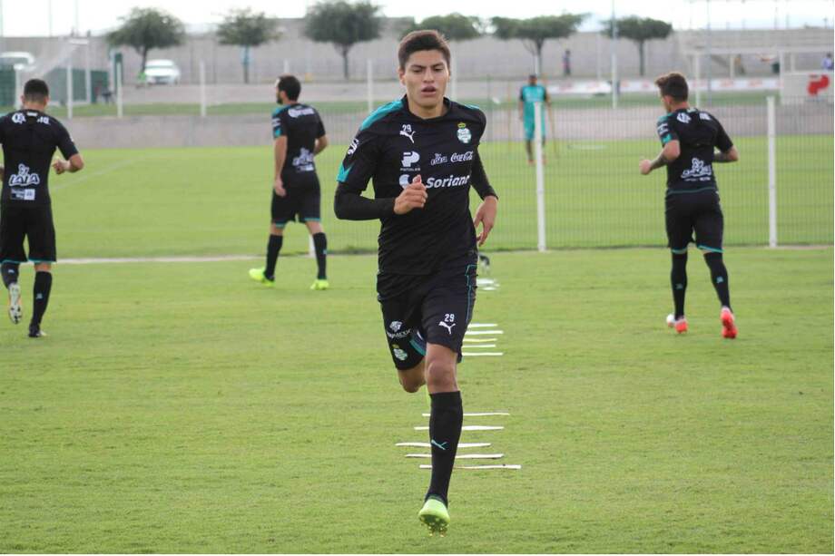 El jugador mexicano Ronaldo Cisneros durante un entrenamiento con el Santos Laguna. / @ClubSantosEn