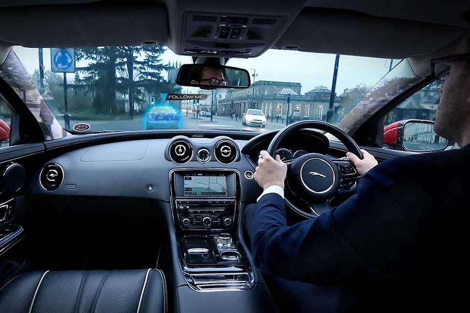 Jaguar y Land Rover desarrollan un sistema con un auto virtual que guía al conductor y lo lleva a un lugar específico.