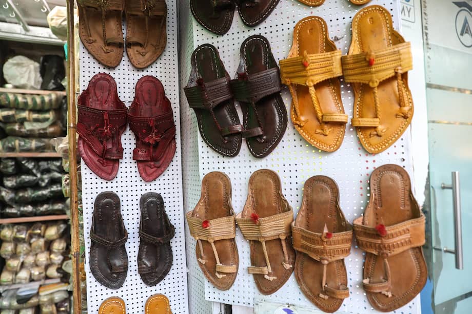 Sandalias Kolhapuri a la venta en una tienda al borde de la carretera en Mumbai, India, el 15 de diciembre de 2025. Prada, la mundialmente famosa casa de moda italiana de lujo, lanzó una edición limitada de calzado inspirada en las sandalias indias Kolhapuri. /EFE/EPA/Divyakant Solanki