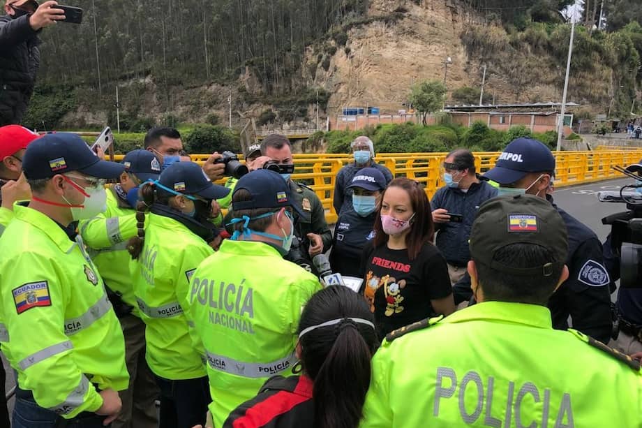 Momentos de la entrega de la mujer en el Puente Internacional de Rumichaca.