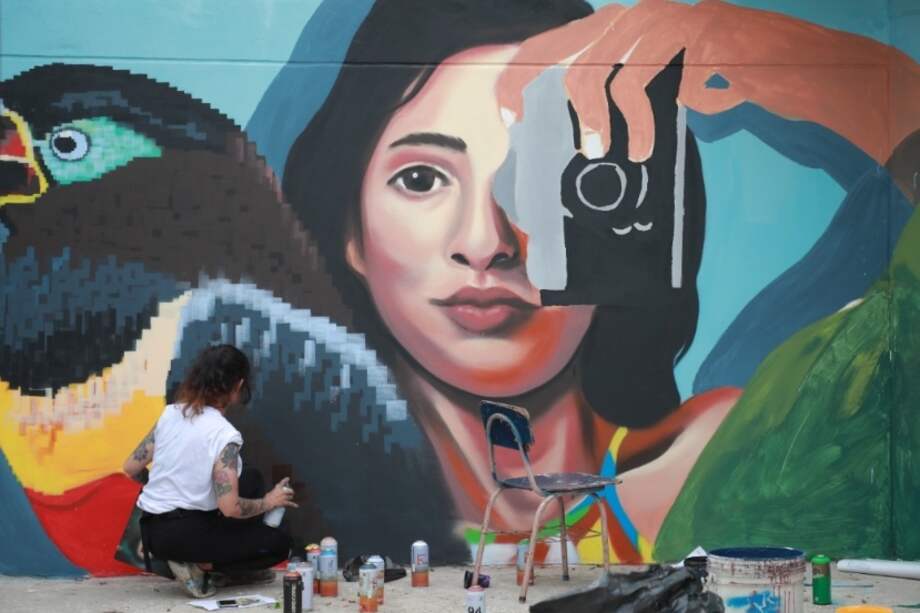 Niña Tigre y Linda Grieta, dos muralistas bogotanas, llegaron hasta el Caquetá para continuar con sus causas y visibilizar el rol de la mujer después de la guerra.