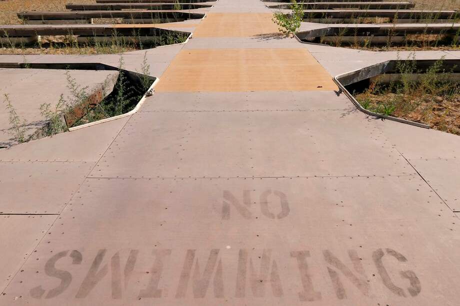 Vista de varios amarres vacíos y sin agua en Brown Ravine Cove, en el lago Folsom, Dorado Hills, California (Estados Unidos), durante la ola de calor del verano de 2021.