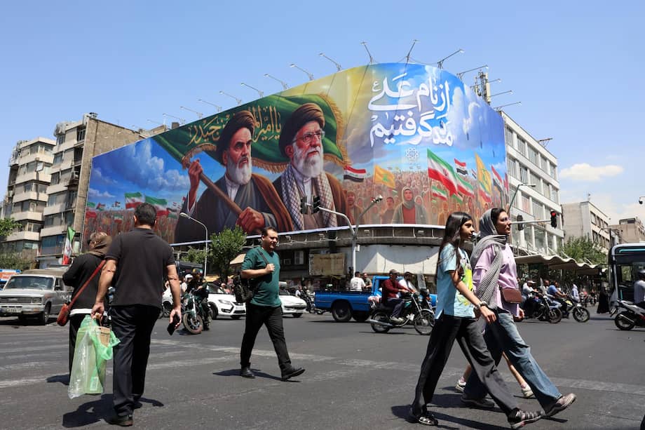 Una valla publicitaria con la imagen del difunto líder supremo iraní, el ayatolá Ruhollah Khomeini, y del líder supremo, el ayatolá Ali Khamenei, en una calle de Teherán, Irán. Imagen de referencia.