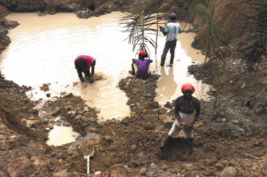 Reciente imagen en el Chocó. Según el director de Manos que hablan, casi todo el oro que sale del departamento proviene de la minería ilegal. / Fotos de Camilo Gómez Durán