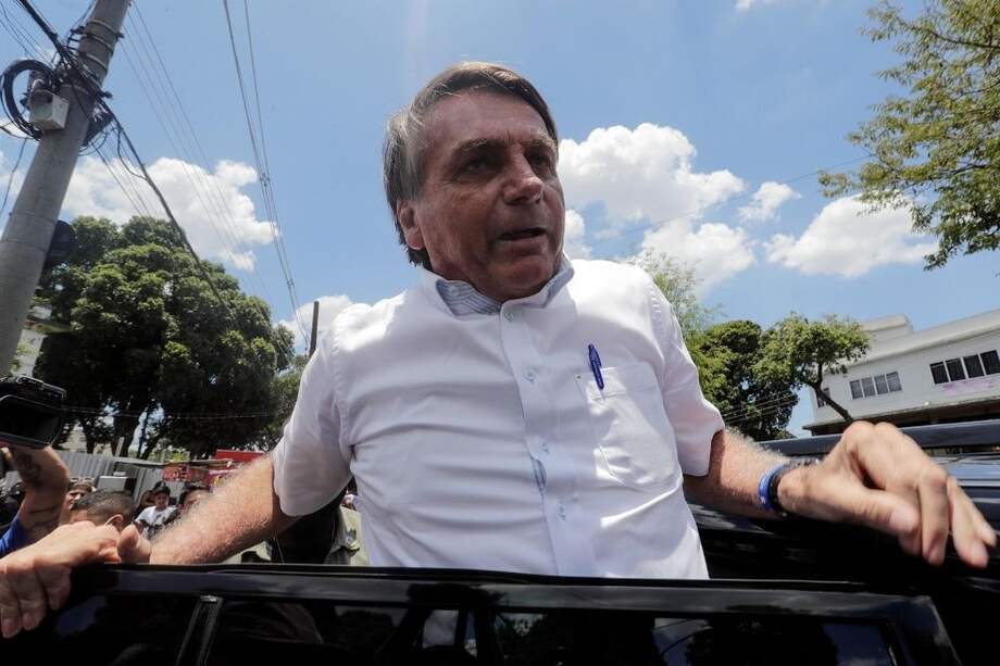 El presidente de Brasil, Jair Bolsonaro, sube a su coche tras votar en la segunda vuelta de las municipales en Río de Janeiro (Brasil).
