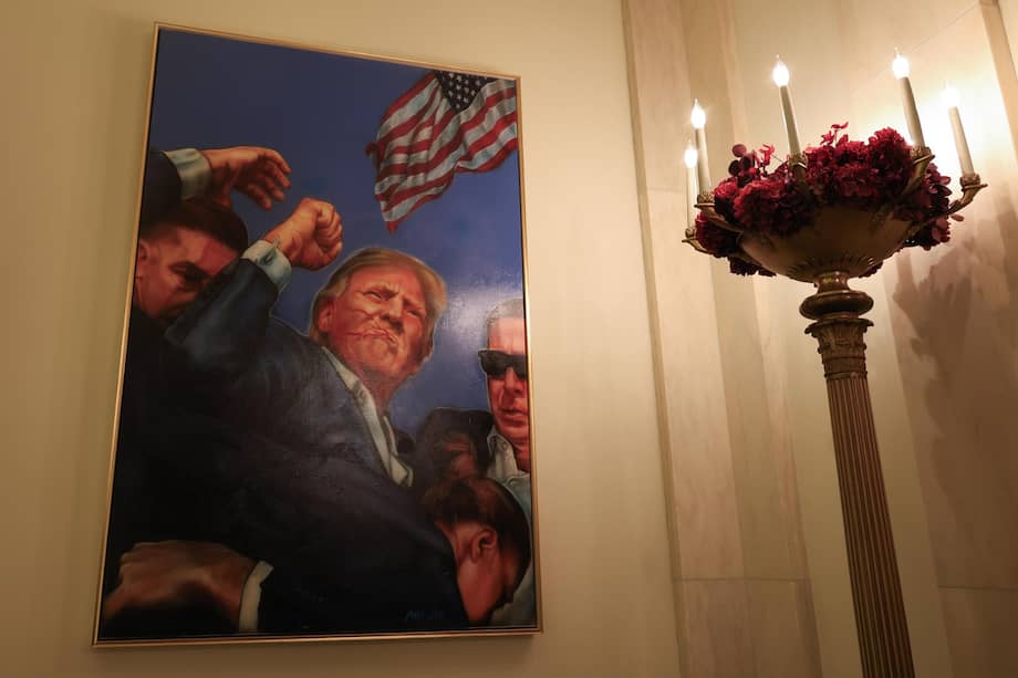 Cuadro en la Casa Blanca recrea el momento en que Donald Trump sobrevivió al intento de asesinato en 2024 en Butler, mostrando su imagen herido y escoltado por el Servicio Secreto.