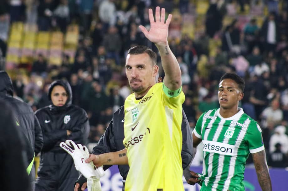Franco Armani, arquero de Nacional, saludando al público verde presente en el estadio El Campín para el partido de vuelta contra Tigres por la Copa Betplay.