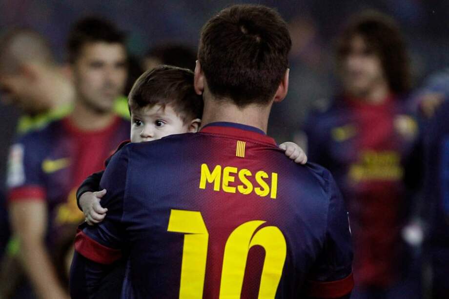 Leo Messi, con su hijo, durante la celebración del campeonato de Liga 2012-2013
