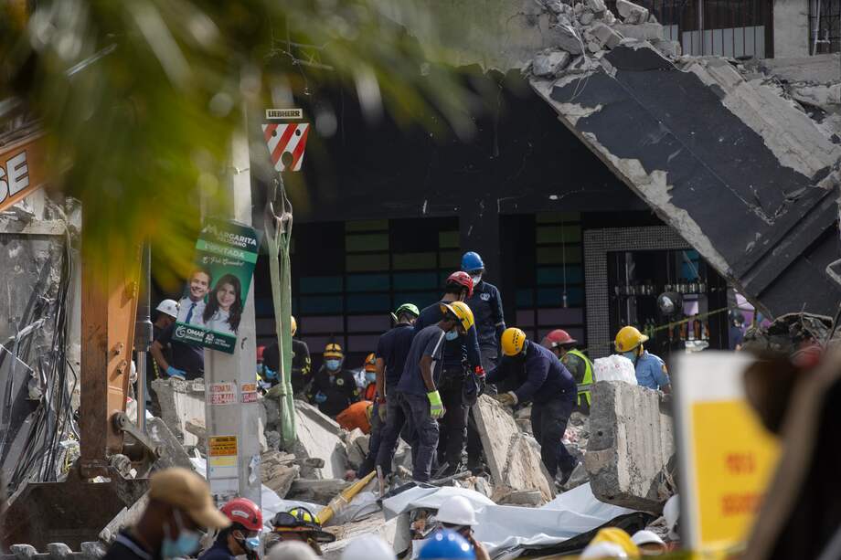 Los equipos de rescate trabajan en la búsqueda de víctimas al interior de la discoteca Jet Set, en Santo Domingo, República Dominicana.