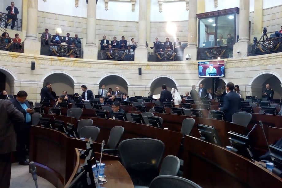 ¿Debemos resignarnos ya a que las instituciones estén siempre acompañadas de dudas razonables, condenadas a cargar una legitimidad constantemente cuestionada? / Archivo