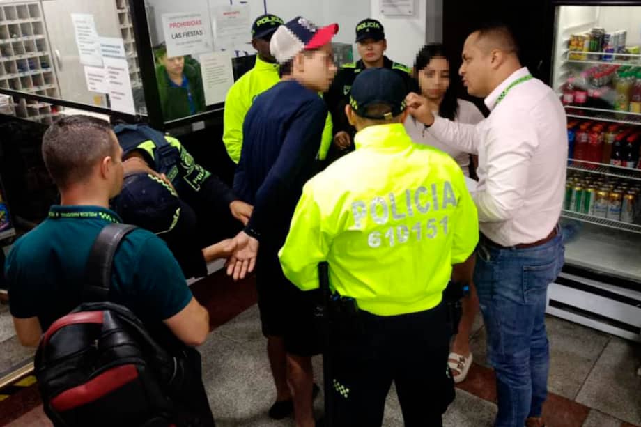 Autoridades capturan a la madre y el padrastro de un niño de dos años en el Hotel Lines, en el centro de Medellín, señalados de agredirlo.