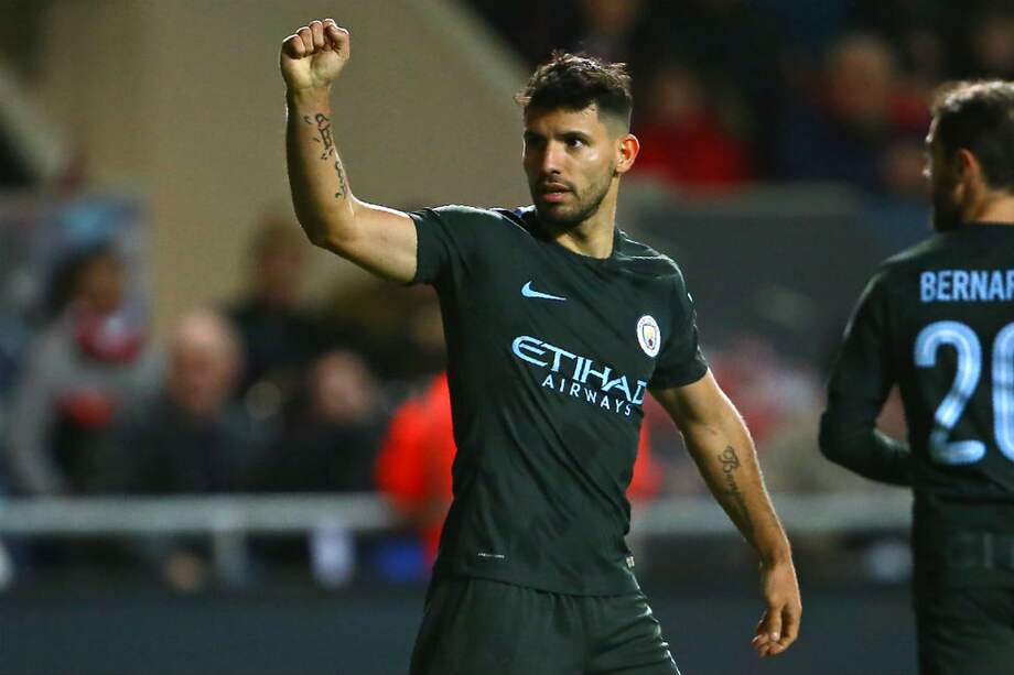 Sergio Agüero celebra uno de los goles del Manchester City frente al Bristol. / AFP