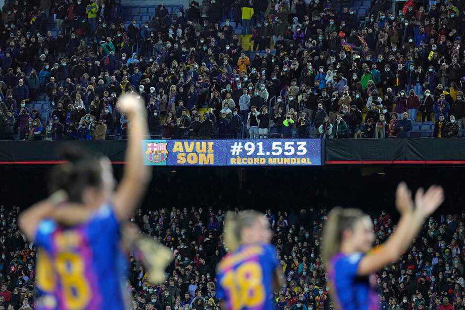 Las jugadoras del Barcelona celebran su victoria contra Real Madrid tras el encuentro de vuelta de cuartos de final de la Liga de Campeones Femenina, este miércoles en el estadio Camp Nou en Barcelona. Un total de 91.553 espectadores presenciaron en el Camp Nou la vuelta de los cuartos de final de la Liga de Campeones, récord absoluto de asistencia en un partido femenino al superar las 90.195 que acudieron a la final del Mundial 1999 entre Estados Unidos y China. EFE/ Alejandro García