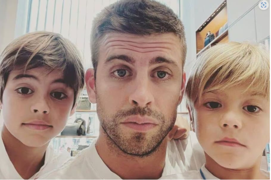 Gerard Piqué junto a sus hijos.