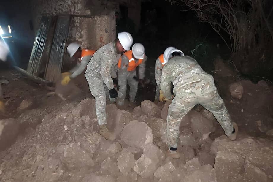 Fotografía cedida este domingo por el Ministerio de Defensa de Perú que muestra a integrantes de las Fuerzas Armadas removiendo escombros tras un sismo en la provincia de Chupaca, en la región de Junín (Perú).