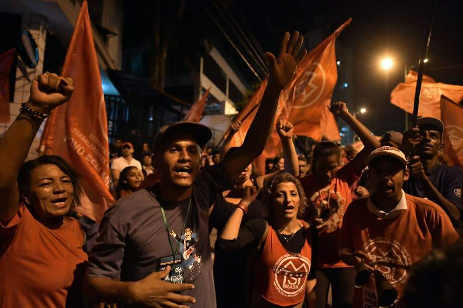 Las calles de Brasil están alborotadas: miles de seguidores del expresidente Lula protestan en varias ciudades del país. / AFP