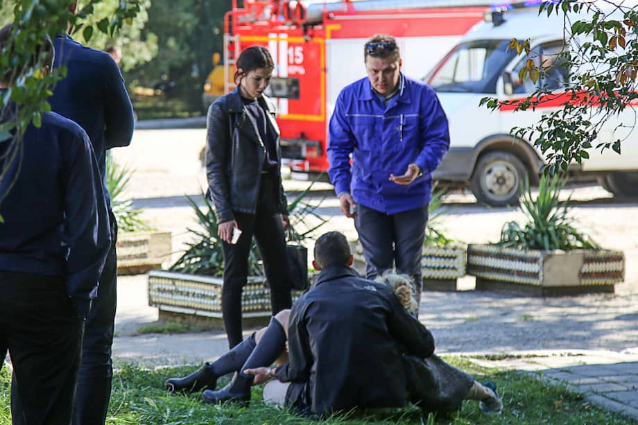 Los cuerpos de rescate continúan atendiendo a los heridos en la zona de la explosión. / AFP