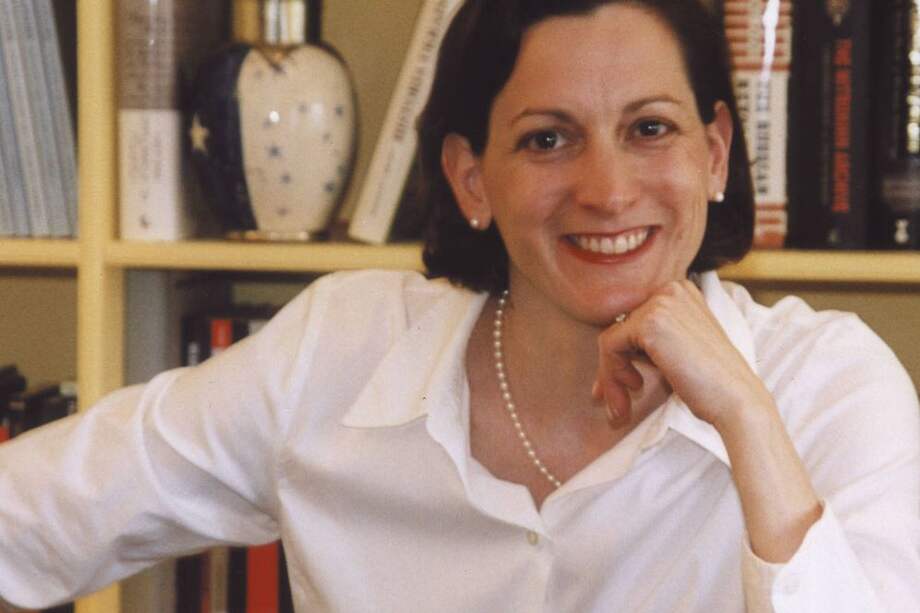 Anne Applebaum ha recibido del Premio Pulitzer por "Gulag" y fue finalista del National Book Award por "El Telón de Acero". Con “Hambruna roja”, sello Debate, ganó en España los premios de periodismo de El Mundo y el Francisco Cerecedo 2021.