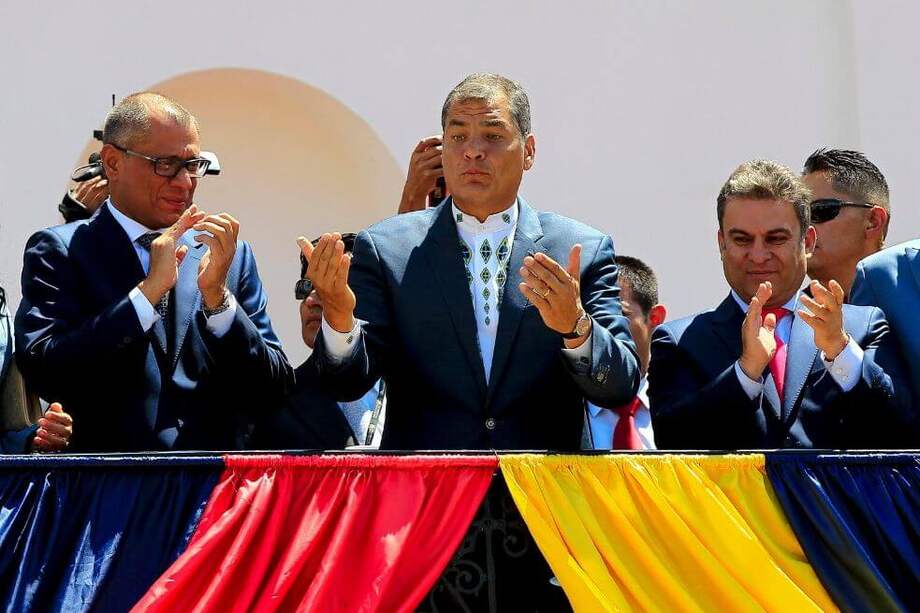 El presidente de Ecuador, Rafael Correa (c), y su vicepresidente Jorge Glass (i), durante una ceremonia de cambio de guardia presidencial, en el Palacio de Carondelet, en Quito (Ecuador). / EFE