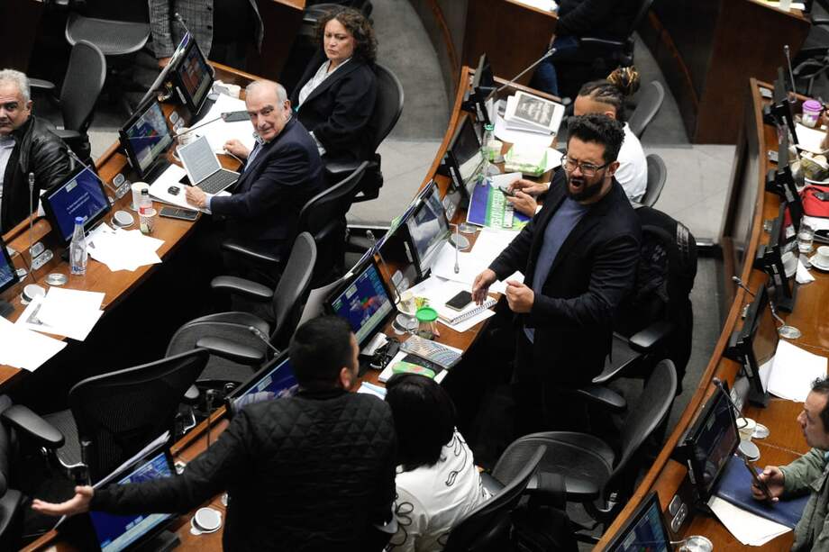 Durante el último debate de la regulación del cannabis de uso adulto, Inti Asprilla y Jota Pe Hernández, compañeros en la Alianza Verde, tuvieron una fuerte pelea marcada por los manoteos y los insultos.