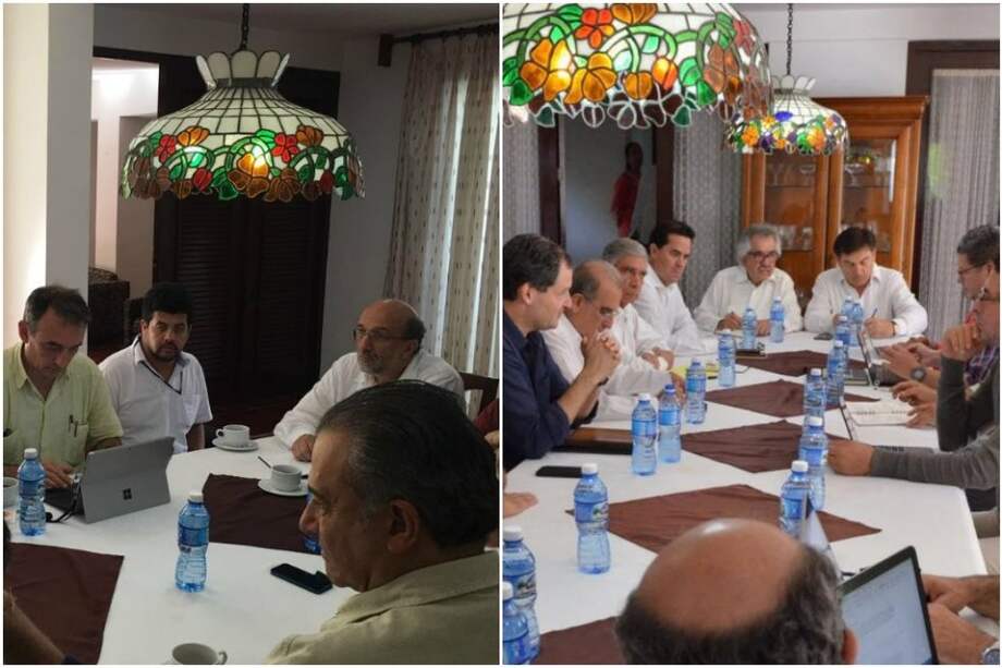Adolfo León Atehortúa Cruz, rector de la Universidad Pedagógica Nacional - Ignacio Mantilla Prada, rector de la Universidad Nacional conversan con los negociadores del Gobierno y las Farc.