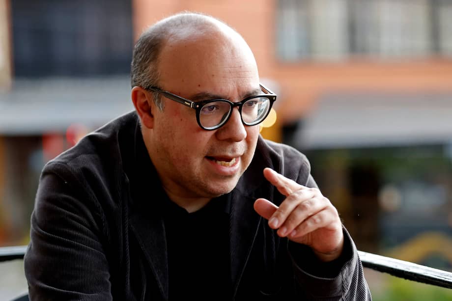 El escritor colombiano Ricardo Silva Romero habla durante una entrevista el 22 de diciembre de 2022, en Bogotá (Colombia).