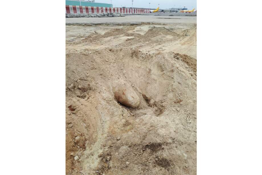 Una bomba aérea de la Segunda Guerra Mundial fue desmantelada en el aeropuerto de Bruselas. / EPA / EFE