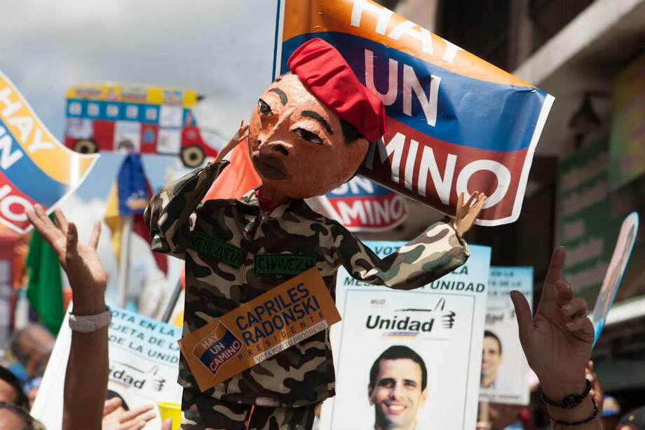 El candidato opositor, Henrique Capriles, redujo su distancia con el presidente, Hugo Chávez. / AFP