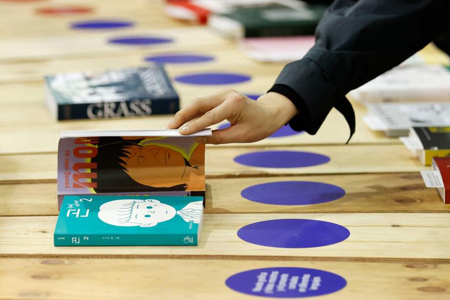 Visitantes recorren el pabellón de Corea del Sur, país invitado de honor de la XXXIV Feria Internacional del Libro de Bogotá (FILBo), en Bogotá.