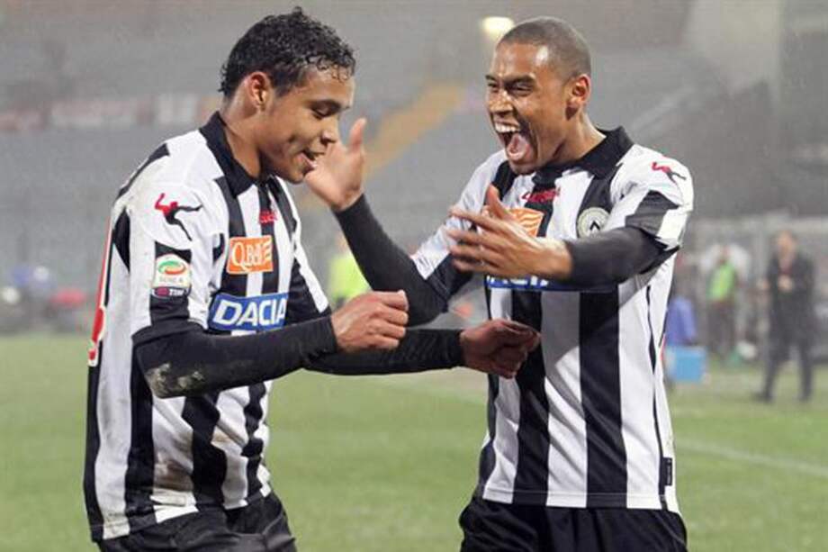 El delantero colombiano, Luis Fernando Muriel celebra el gol que le anotó a Roma. / EFE