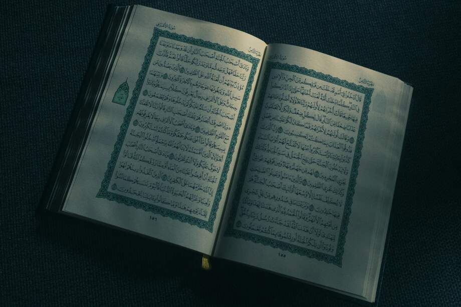 Los temas principales de este libro sagrado son los deberes éticos de los hombres y los castigos que esperan a los infieles.