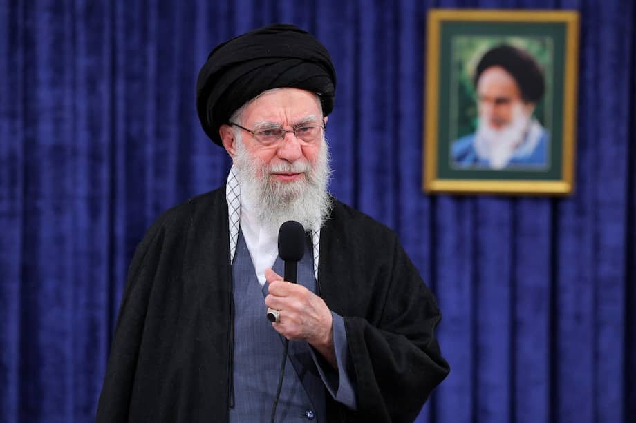 Foto de referencia del líder supremo iraní Alí Jamenei; Trump y Netanyahu aseguran su muerte mientras autoridades iraníes lo niegan.
