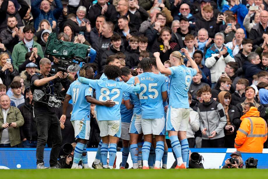 Manchester City celebra su triunfo contra Luton.