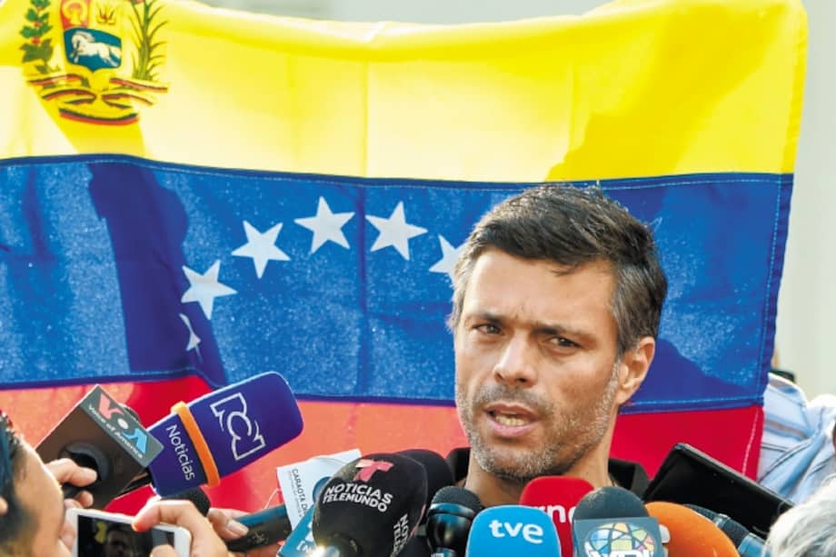 El líder del partido Voluntad Popular llevaba casi siete años preso. Fue arrestado en 2014 y sentenciado a 13 años, 9 meses y 7 días de cárcel. Estuvo tres años y medio en ramo Verde y 21 meses en su residencia, en casa por cárcel, hasta su liberación, en abril de 2019. / AFP / Juan BARRETO