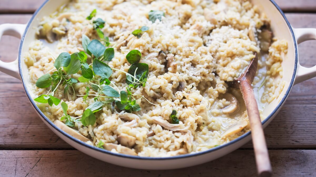 Te enseñamos el truco para hacer en casa un rico risotto de champiñones 7 Merca2.es Ingredientes para risotto de champiñones para 4 comensales