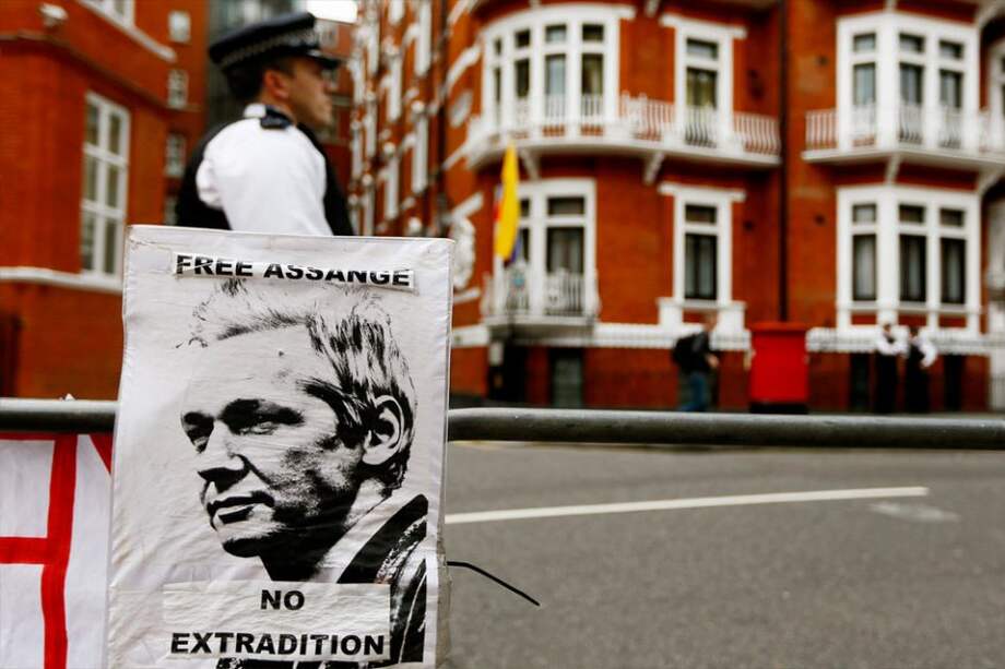 Continúan las voces de apoyo al fundador de WikiLeaks frente a la embajada de Ecuador en Londres. EFE